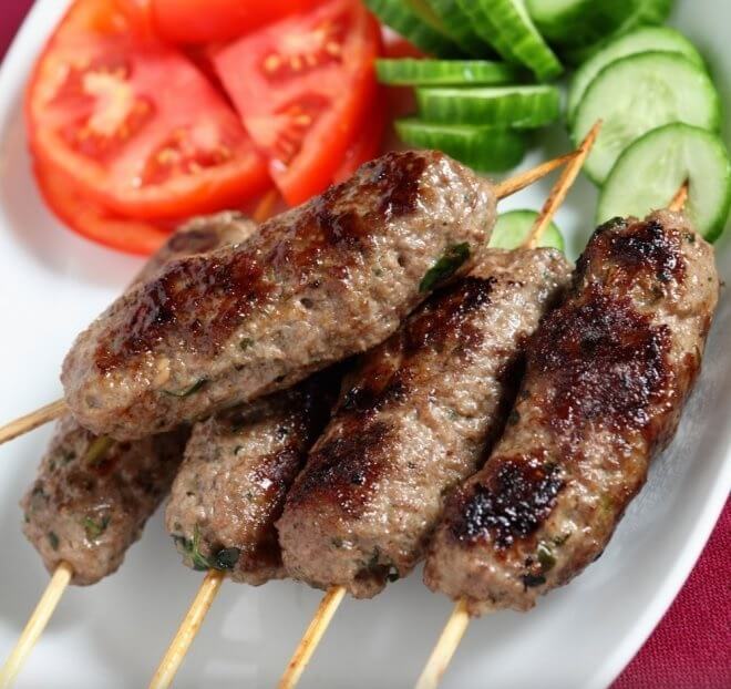 kafta carne sazonada en forma de brocheta